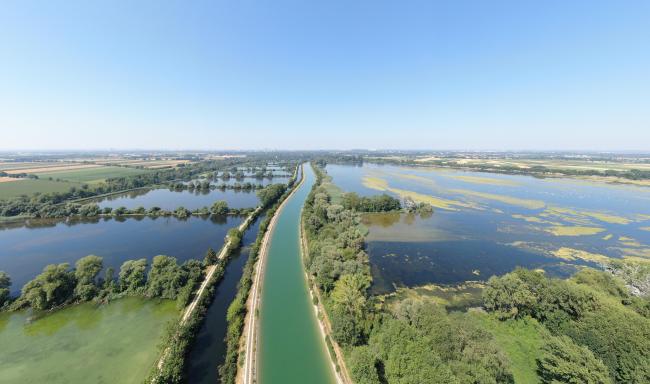 A bird’s eye view of the Ismaning Reservoir and former fsh ponds: one-third of 30 large ponds on
the left and the reservoir on the right. In between is the channel of the Mittlere Isar and the pond outfow channel.