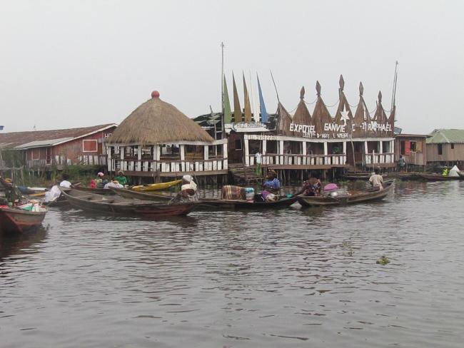 Hotel Chez Raphael dans le village lacustre de Ganvie. Zone touristique dans le site Ramsar 1018 