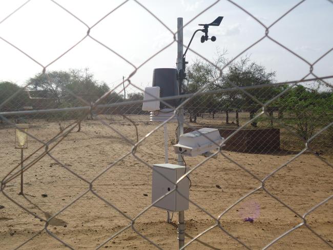 Photo 3 : Station agro-météorologique installée sur le site de la mare d'Oursi par le Projet REP-Sahel de l'OSS