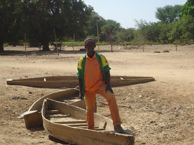 Photo 4 : Le gestionnaire du site présentant les moyens de locomotion des habitants du village de Nogodoum situé au coeur du site pendant l'hivernage 