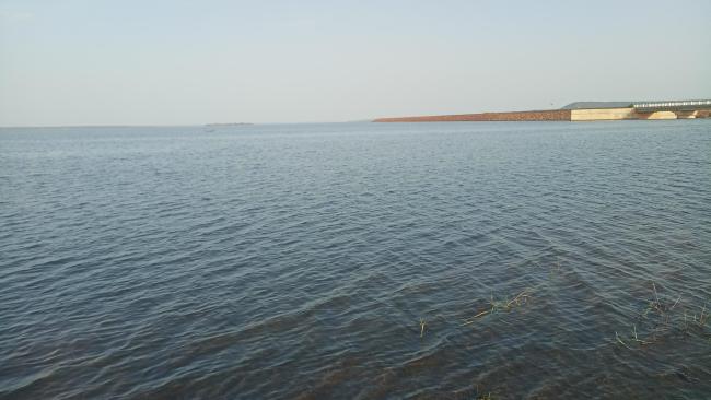 Vue du plan d’eau du barrage