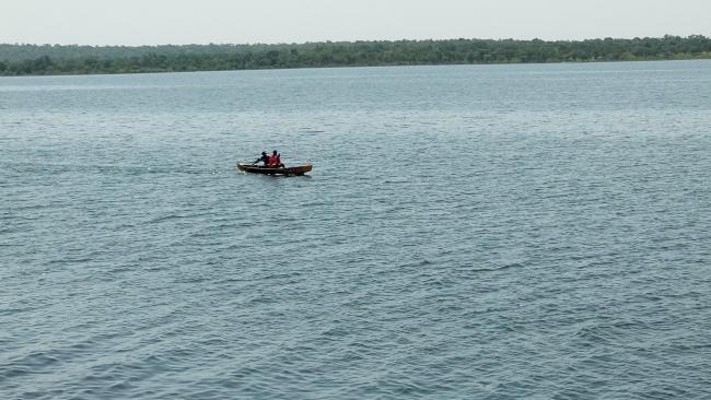 Piroguiers dans le lac du barrage