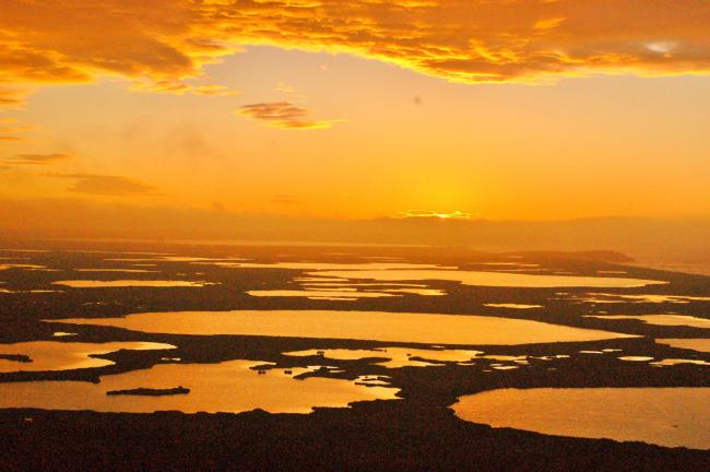 Mágico atardecer en humedal que alcanza la costa norte, en proximidades de bahía Policarpo.