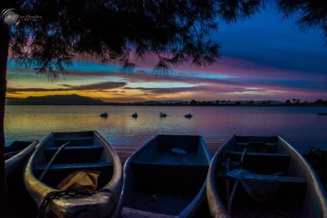 Lancha de cooperativa pescadores en las inmediaciones del sitio Ramsar Presa la Vega – Evidencia de actividad antropogénica