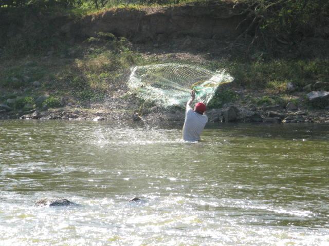 Turista pescando con tarraya en el río Ameca, evidencia de actividad de pesca sin manejo sustentable del sitio