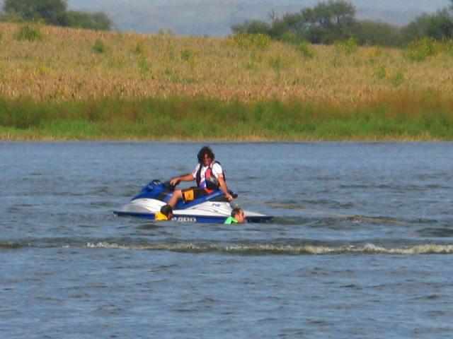 Turista en moto acuática en sitio Ramsar Presa la Vega, evidencia de actividad ecoturística sin manejo sustentable del sitio