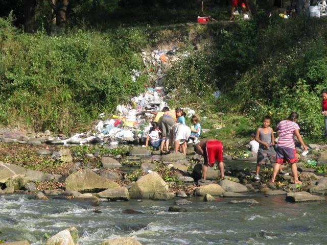 Desechos sólidos tirados en la orilla del río Ameca, evidencia de la falta de educación ambiental y vigilancia en el sitio Ramsar Presa la Vega