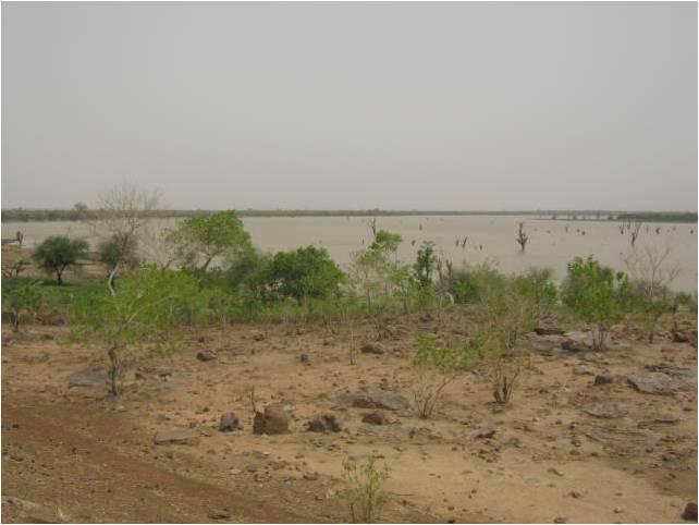 Vue de la mare Doro, plus grand plan d'eau de Magui