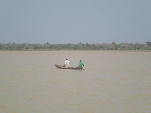 Des pêcheurs sur leur pirogue