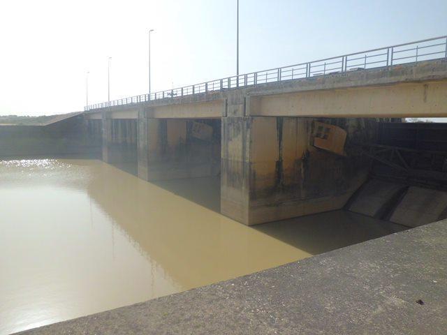 Vanne pour évacuation du trop plein d'eau du barrage 