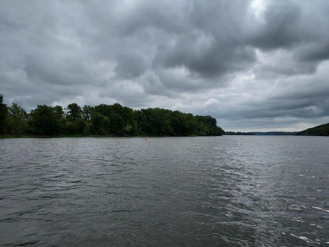 Ile de Baure, sur la Loire, sous les nuages gris, en septembre 2024.