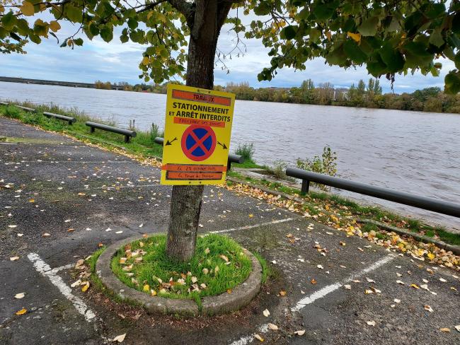 Quais de Loire avec la Loire  en crue à Saumur en octobre 2024