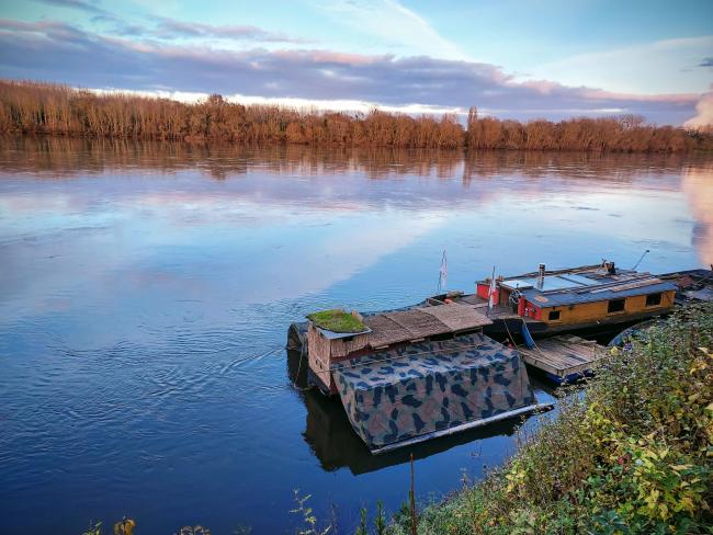 Hutte de chasse sur la Loire, sur le quai de Montsoreau en décembre 2024.