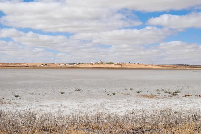 Panorámica de la laguna de El Hito en verano