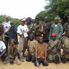 Groupe de chasseurs de kiniébakoro surveillant la zone de frayeur des poissons.