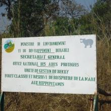 Photo : Plaque signalétique de l'entrée de la Forêt classé et Réserve de Biosphère de la mare aux hippopotames de Bala