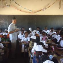 Séance d'éducation environnementale avec les élèves de l'école primaire de la localité par l'OSS