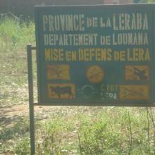 Photo 3 : Panneau de signalisation de la mise en défens du village de Léra compris dans les limites du site