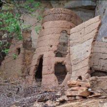 Photo 1 : Anciens greniers construits au niveau de la falaise 