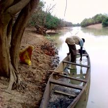 Photo 1: Un pêcheur apprêtant son embarquement sur le fleuve Mouhoun 