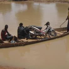 Photo 7: Transport sur la portion du fleuve dans la forêt de Kari (commune de Tchériba)