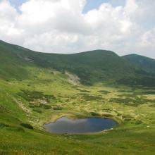 A post-glacial kettle under Mount Turkul with the alpine lake Nesamovyte