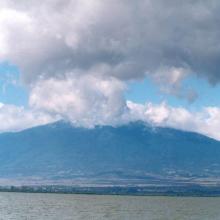 Al pie del Parque Nacional Volcán Nevado de Colima se localiza el tercer Sitio Ramsar de Jalisco, comprendido en los municipios de Zapotlán y Gómez Farías, a 130 kilómetros de la ciudad occidental de Guadalajara.